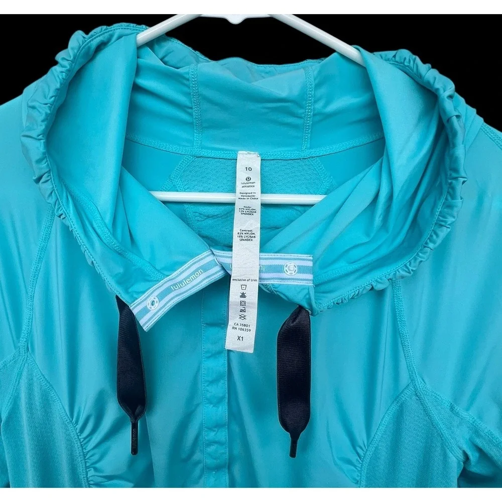 Lululemon Women's Sunblocker Pullover Hooded Light Blue Size 10 Stretch w/Snaps